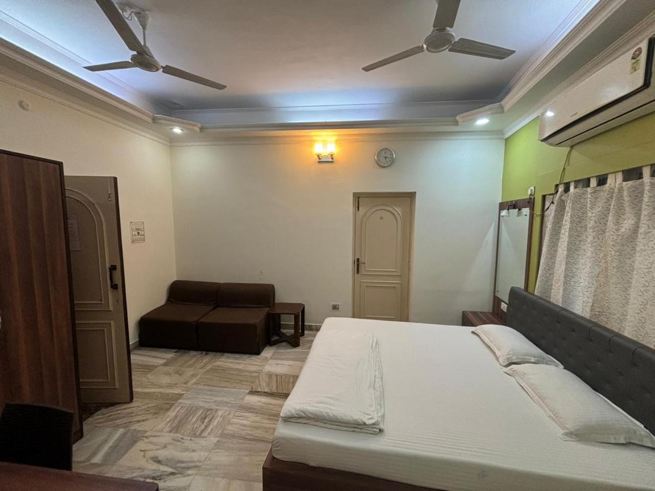 Om Sai Villa Guesthouse Kolkata Luaran gambar