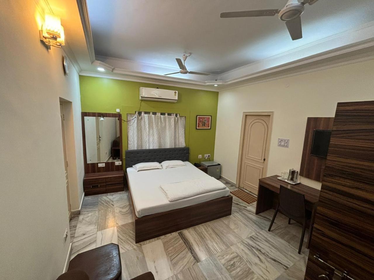 Om Sai Villa Guesthouse Kolkata Luaran gambar