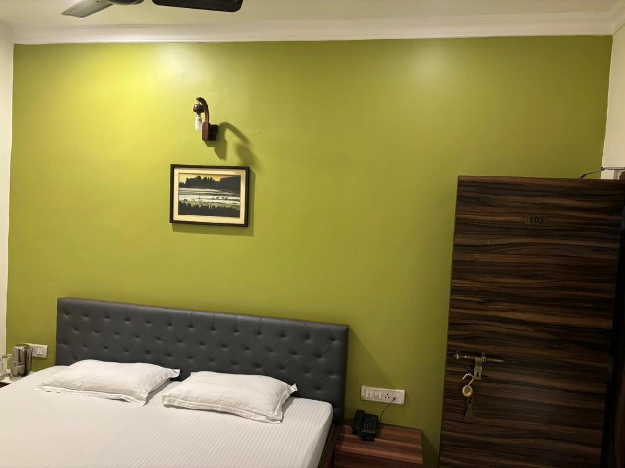 Om Sai Villa Guesthouse Kolkata Luaran gambar