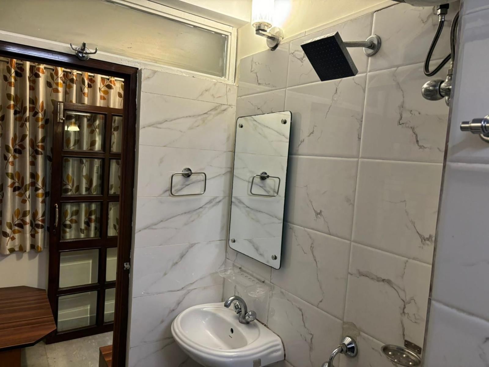 Om Sai Villa Guesthouse Kolkata Luaran gambar