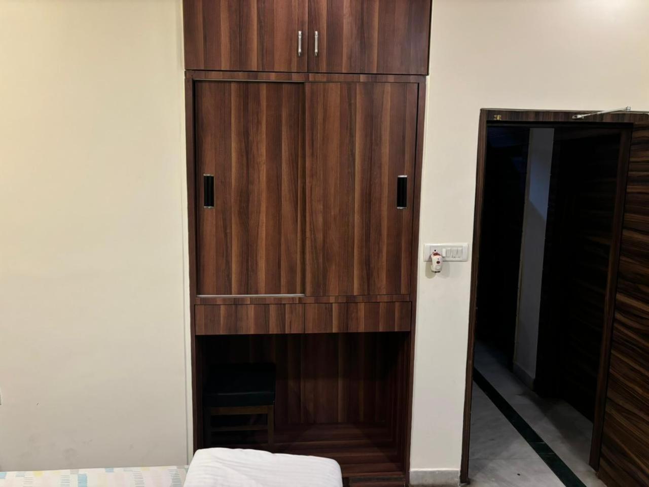 Om Sai Villa Guesthouse Kolkata Luaran gambar
