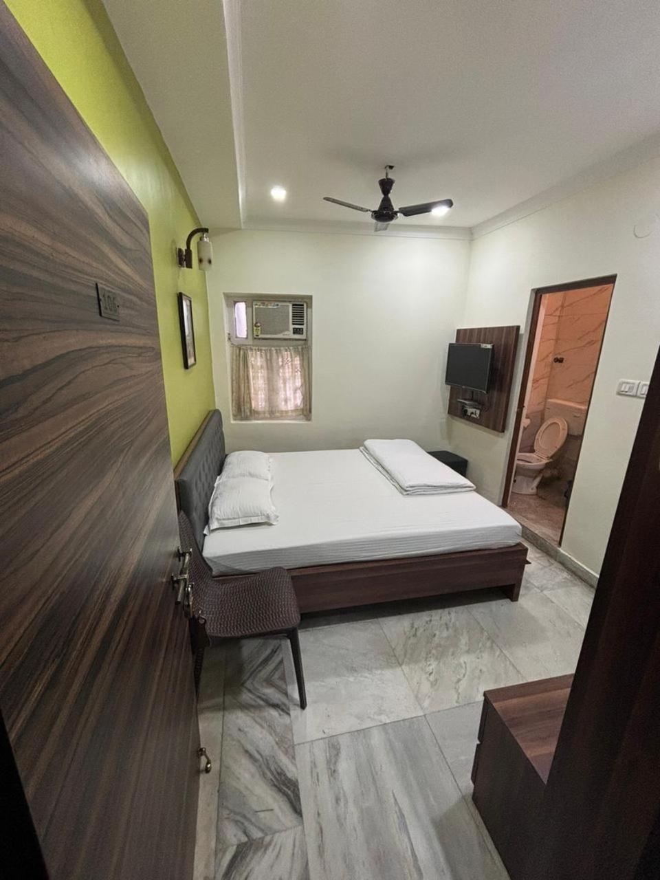Om Sai Villa Guesthouse Kolkata Luaran gambar