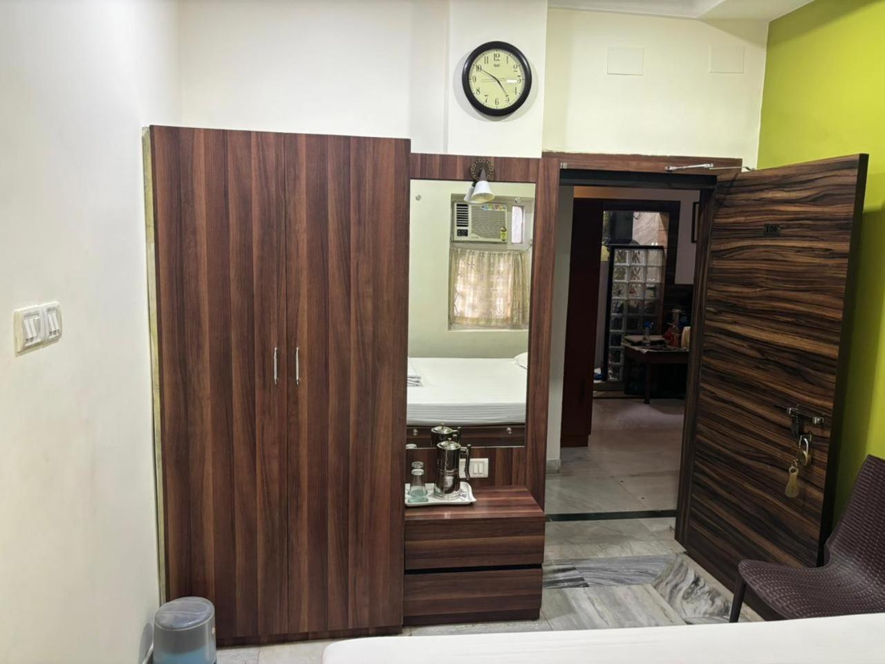 Om Sai Villa Guesthouse Kolkata Luaran gambar