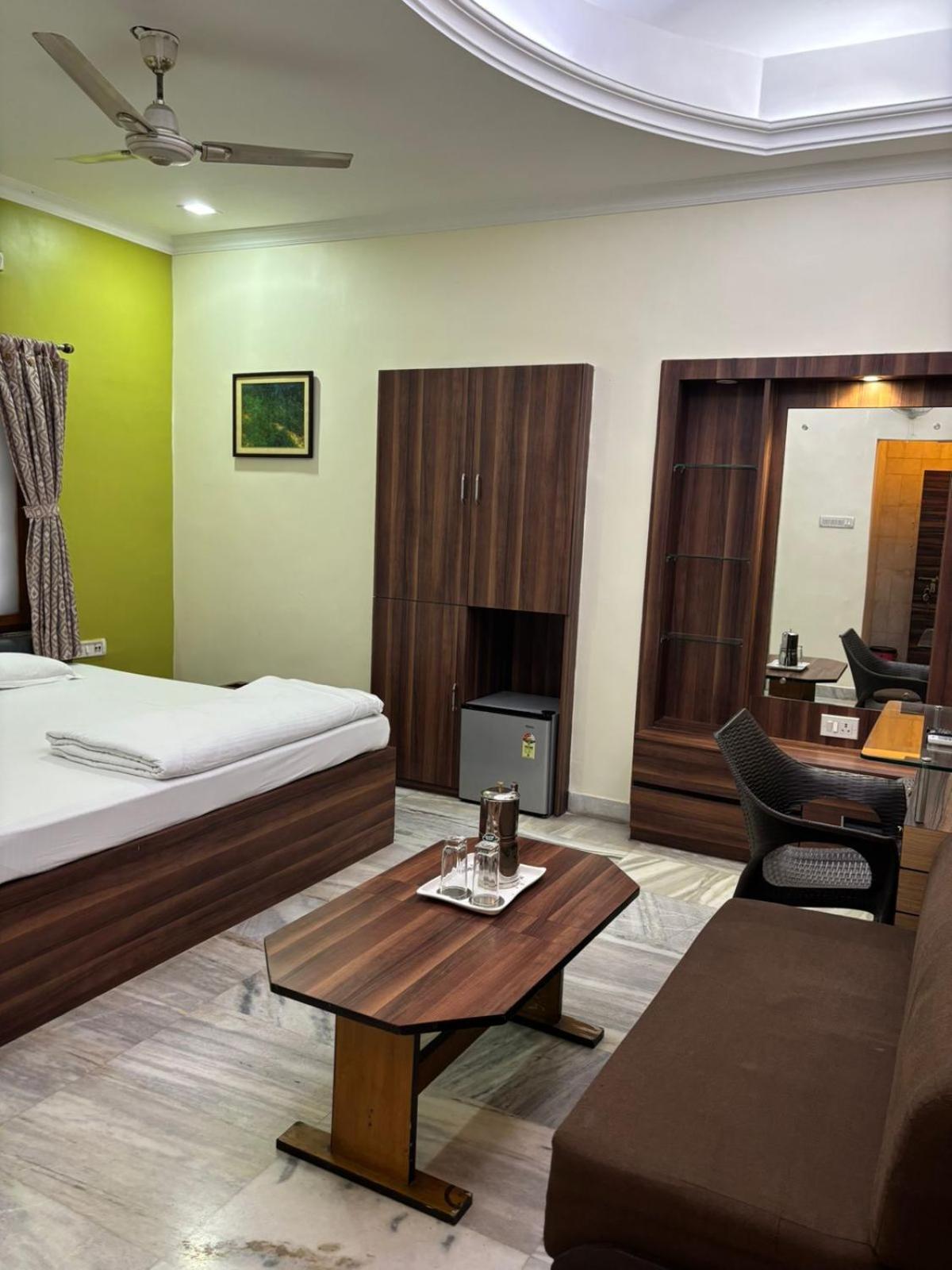 Om Sai Villa Guesthouse Kolkata Luaran gambar