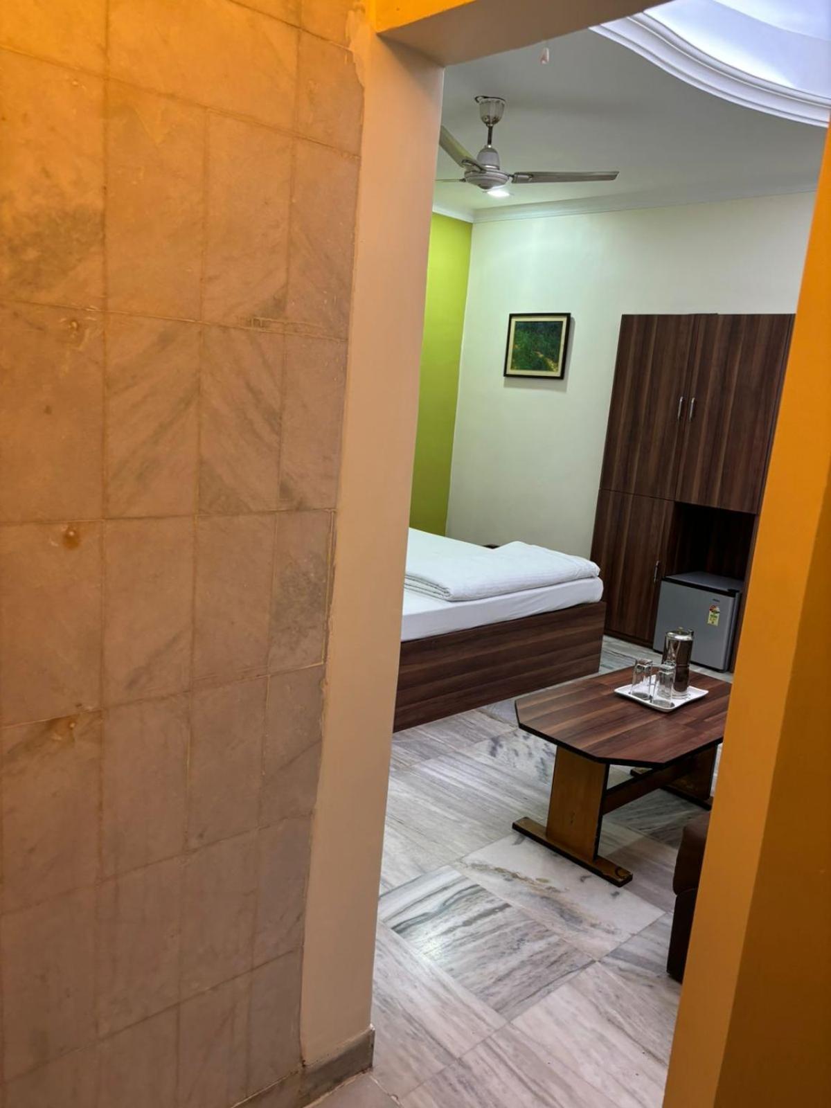 Om Sai Villa Guesthouse Kolkata Luaran gambar